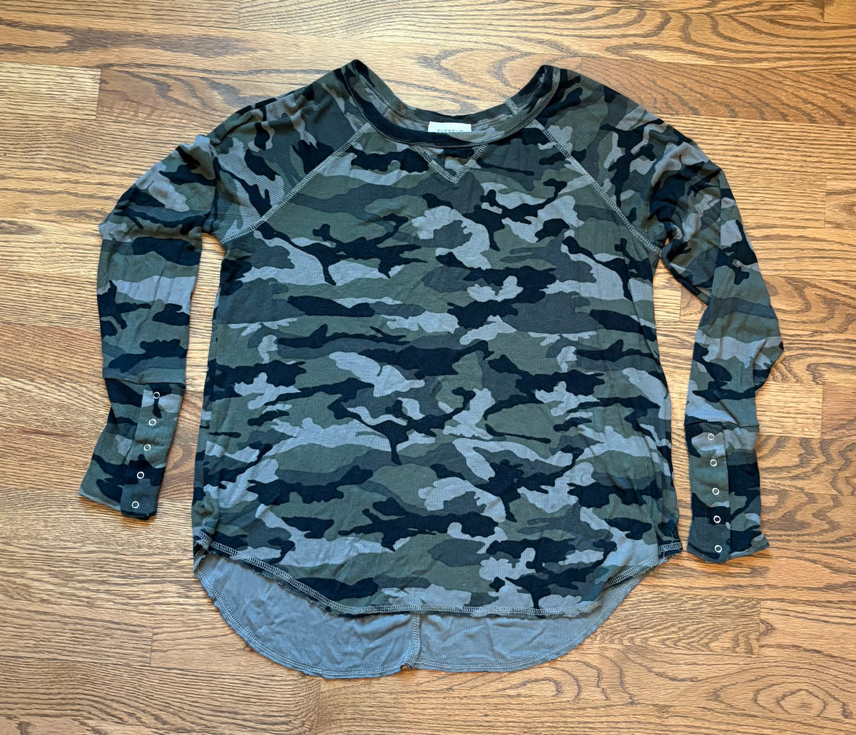 #74 Women’s EVEREVE Ribbed Camo Long Sleeve Top - S