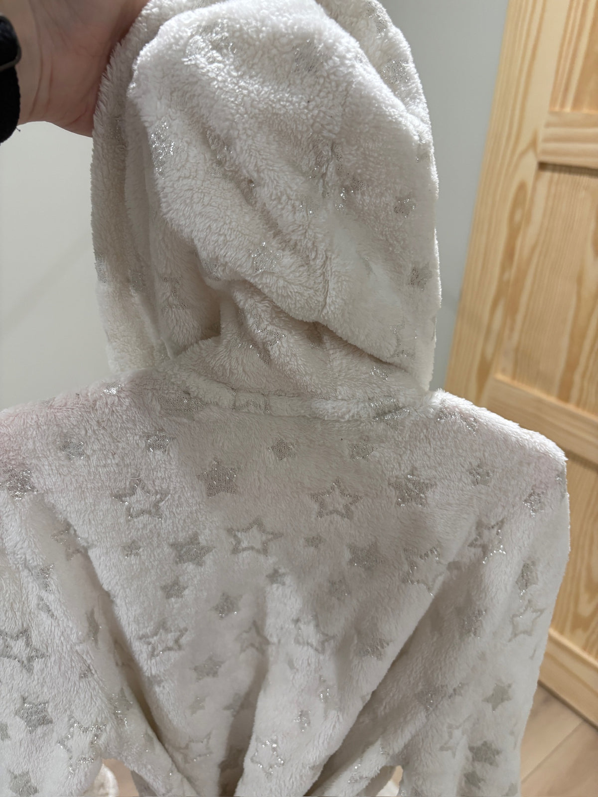 Seller #105 - Size 6 Girls Cat & Jack White Star Robe GUC