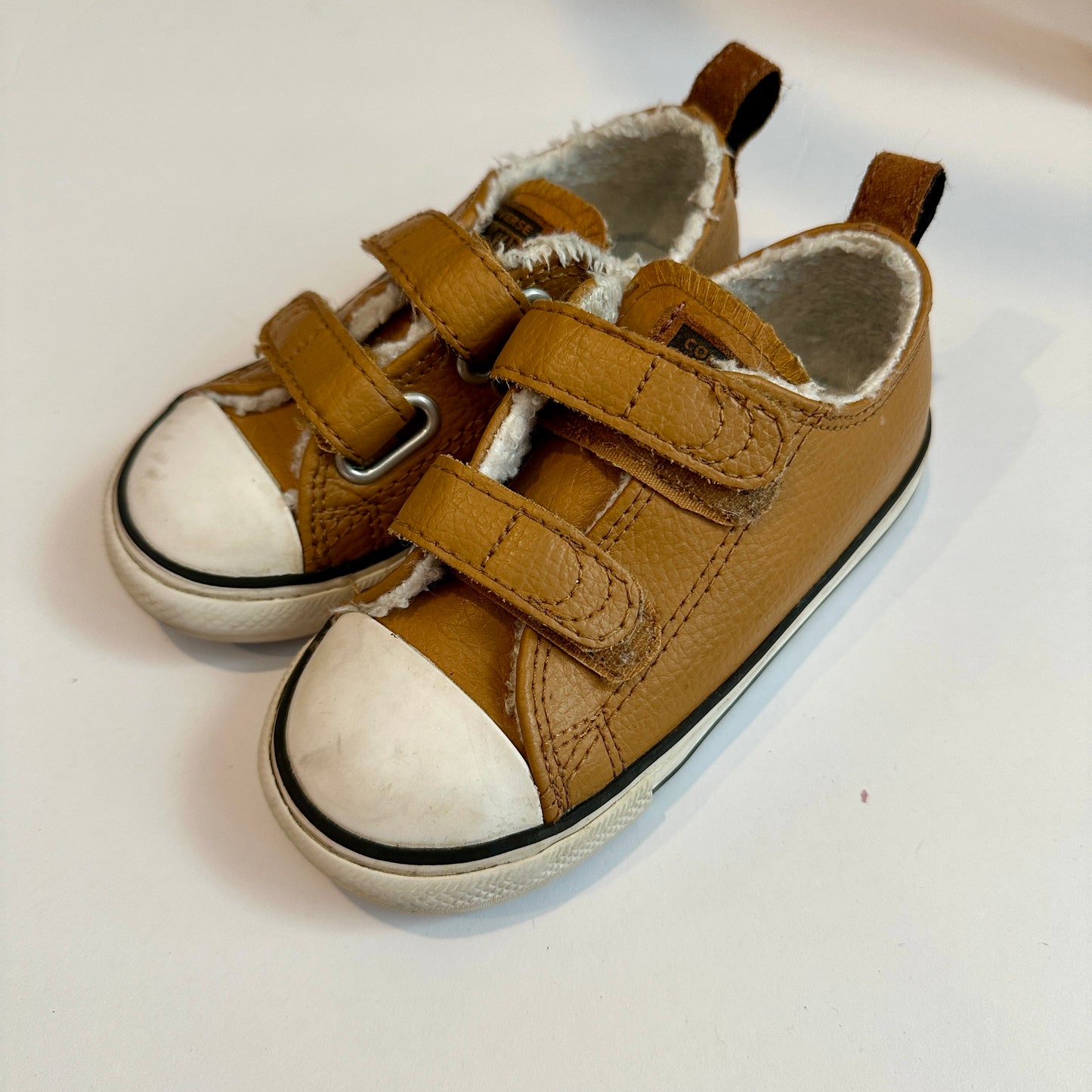#162 Converse Tan Sneaker sz8