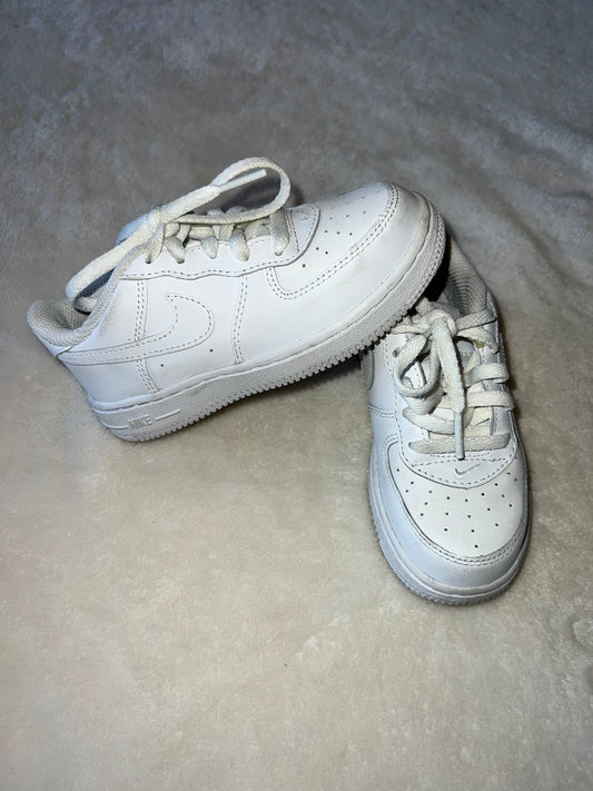 #46 Boys Size 9 Nike white shoes euc