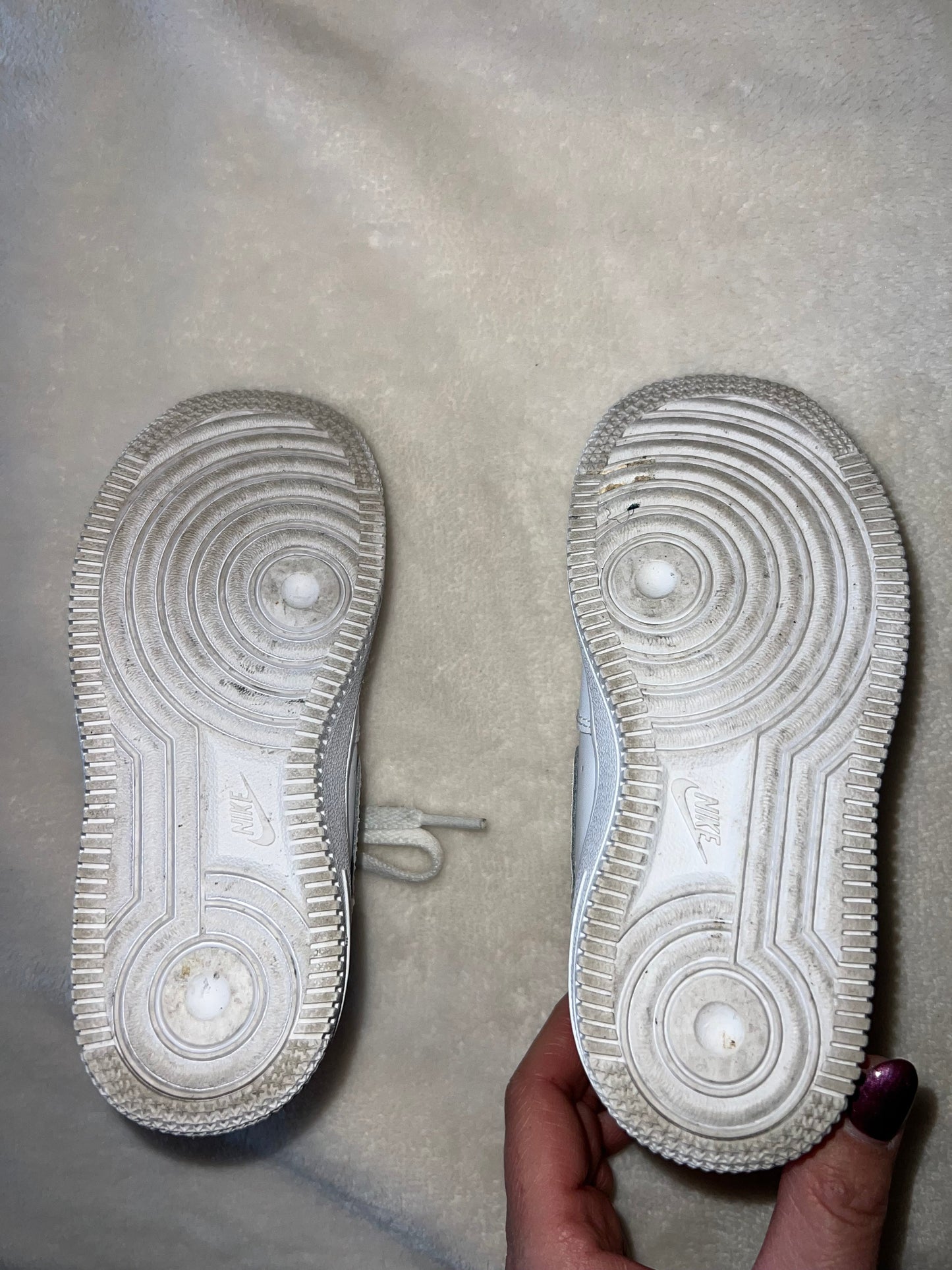 #46 Boys Size 9 Nike white shoes euc