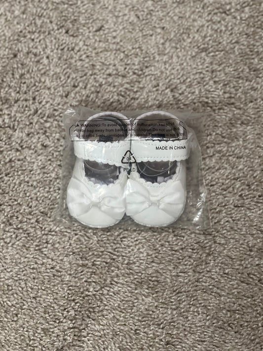 #53 Brand New 0-6 Month White Baby Shoes