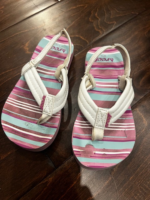 REDUCED Reef Flip Flops Sz 9-10 VGUC other than wear on foot bed