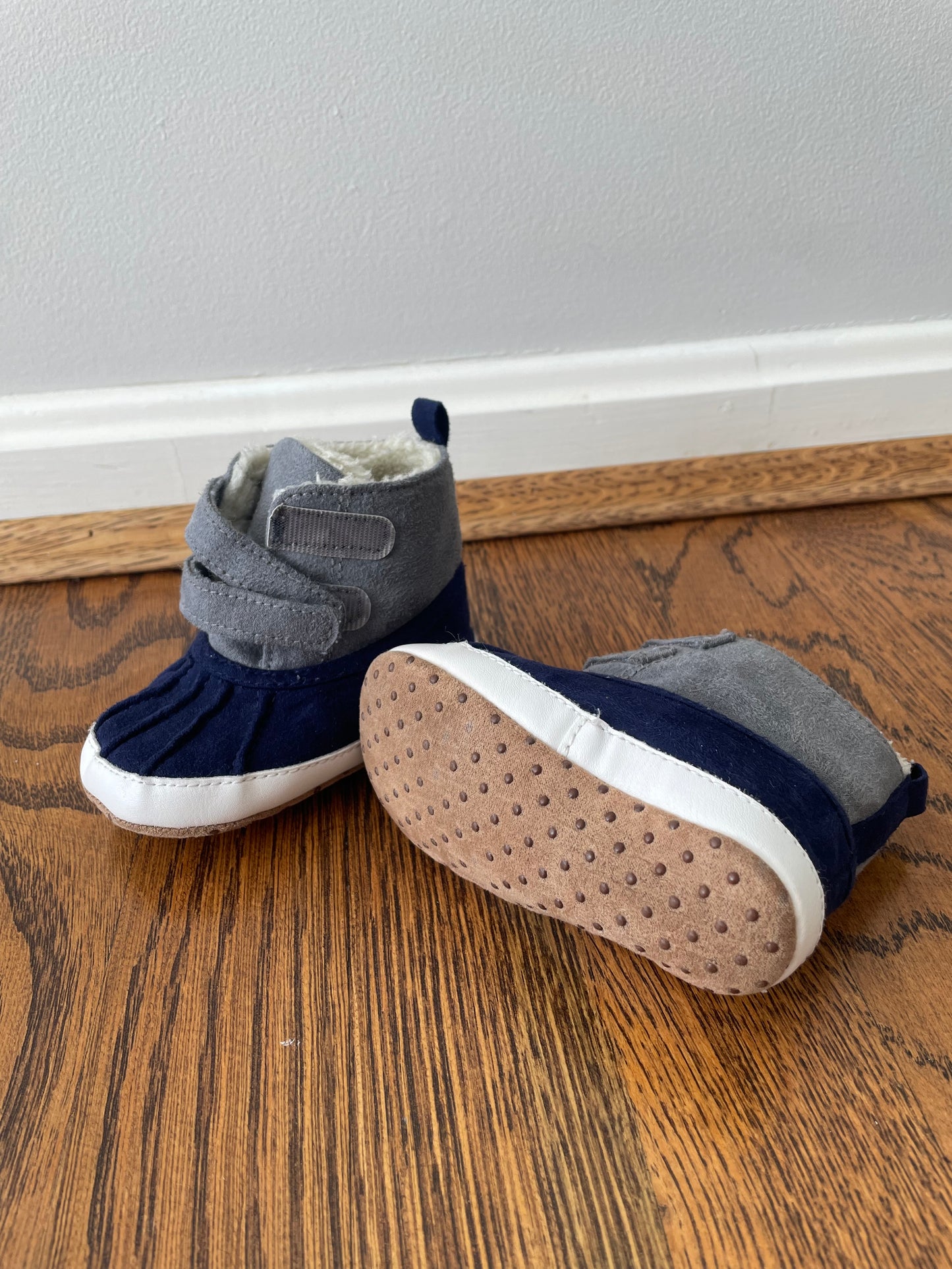 #33B • Boys • Size 12-18m • Old Navy • Snow boot-esque booties