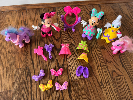 Disney Minnie and Daisy Bow-tique Snap On Outfits and Accessories