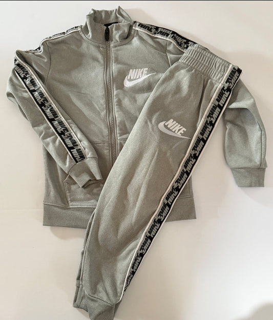 #41 Reduced | Boys 4T | Nike set- zip up jacket, pants