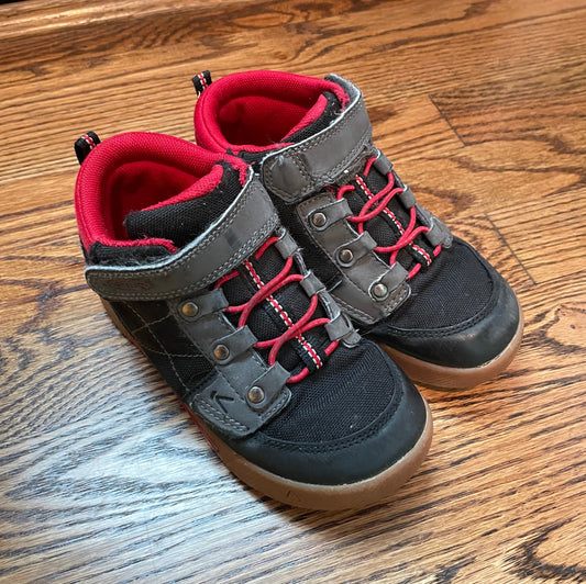 #121 Boys 11C Keen black and red boots, GUC
