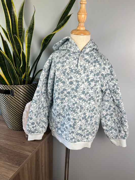 Seller #213 Girls Size 5 Blue & White Pull Over Sweatshirt EUC!