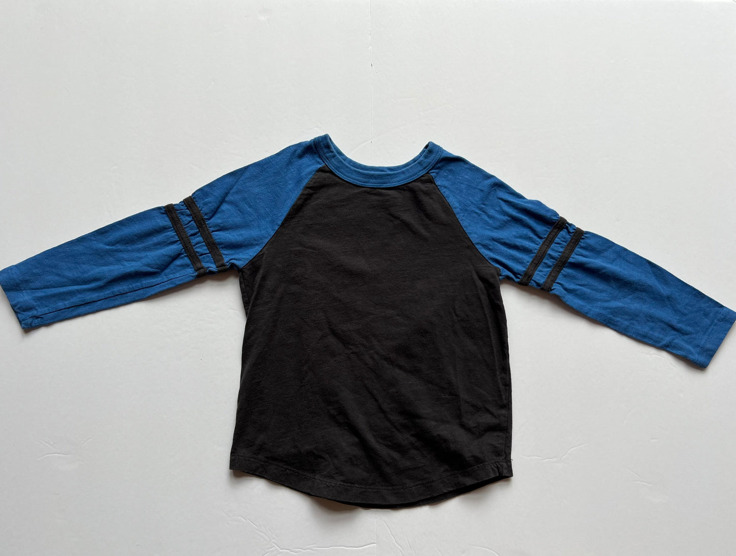 #180 Boys 110 (5) VGUC Hanna Andersson Black and Blue Baseball Long Sleeve