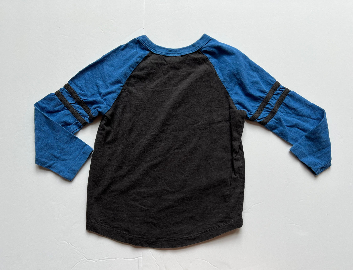 #180 Boys 110 (5) VGUC Hanna Andersson Black and Blue Baseball Long Sleeve
