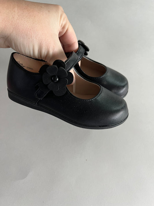 EUC Girl’s Size 6 Black shoes