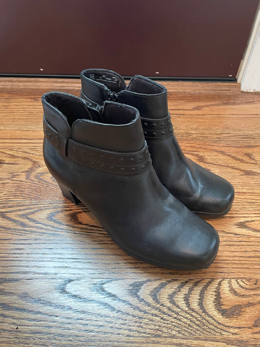 #121 Women's size 7 Clarks black leather boots, Like New