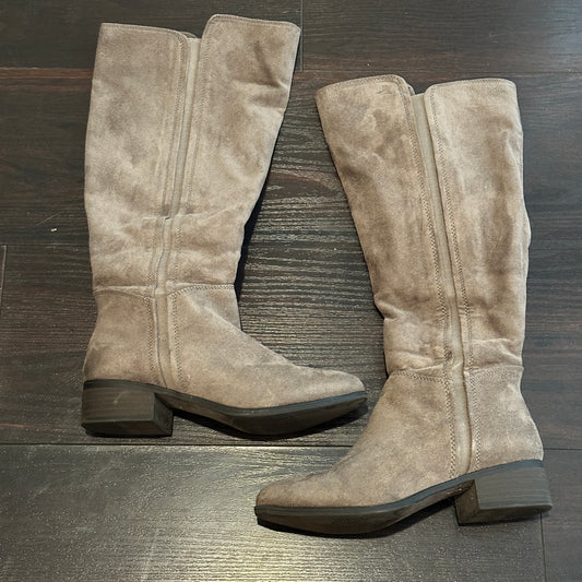 #162 Women’s Tan Pull On Boots 7.5