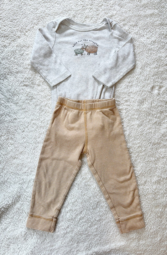 #58 Carters GN 18 M 2 Piece Outfit