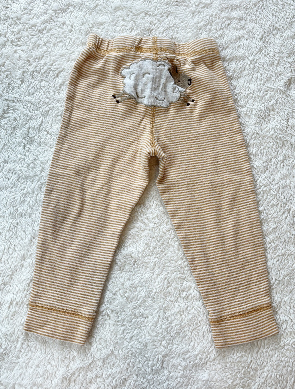 #58 Carters GN 18 M 2 Piece Outfit