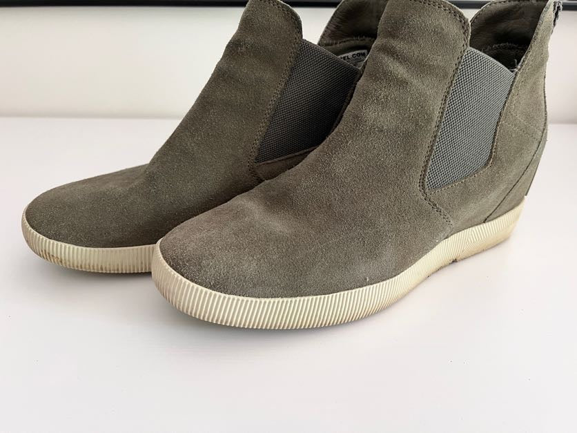 #176 - Sorel women’s green suede wedge booties | 9.5