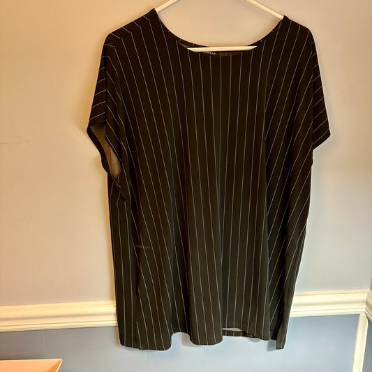 #162 Torrid Black and white pin stripe shirt size 2