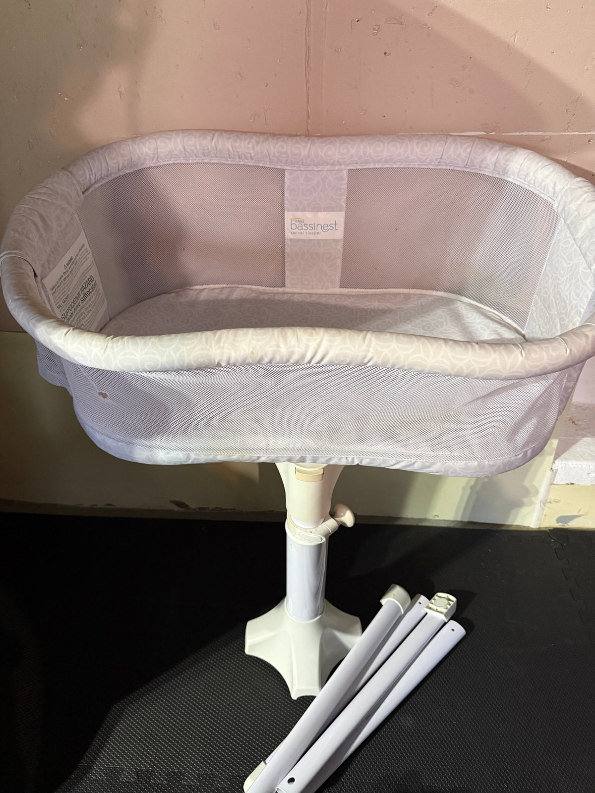 #20 REDUCED!! Halo bassinet GUC small tear in netting