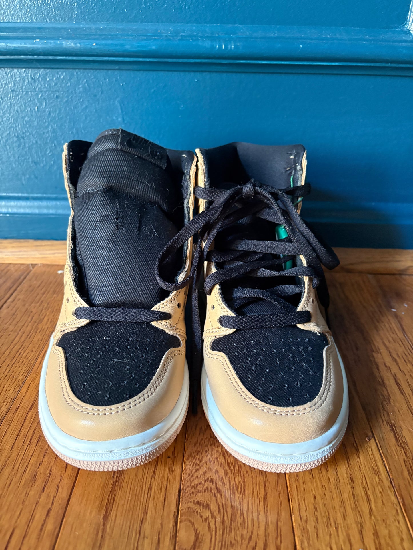 #112 Brand new, never worn Air Jordan 1 High OG Heirloom in Vachetta Tan/Black/Sail. Purchased from StockX. Original box included. Size Women's 6