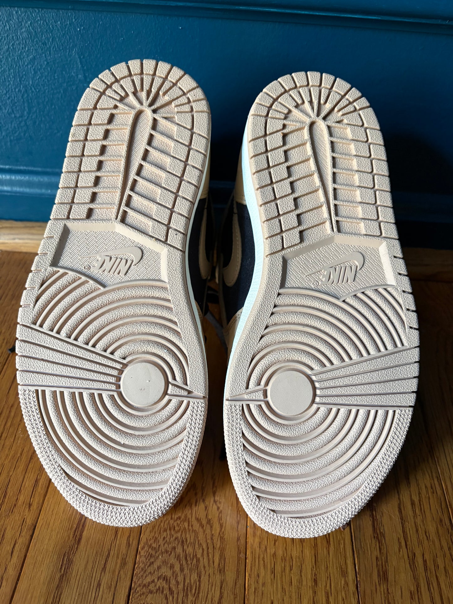 #112 Brand new, never worn Air Jordan 1 High OG Heirloom in Vachetta Tan/Black/Sail. Purchased from StockX. Original box included. Size Women's 6