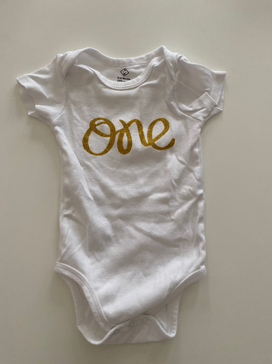 #84B- ‘One’ gold sparkle onesie Girls 9-12M