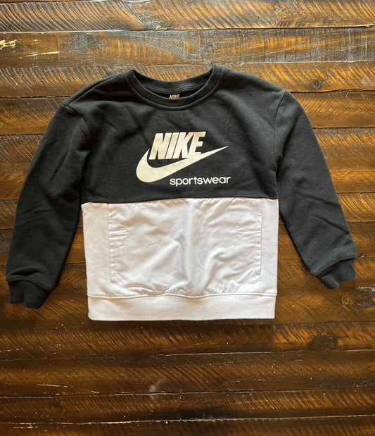 134 Nike Girls  Black & White sweatshirt Size 5