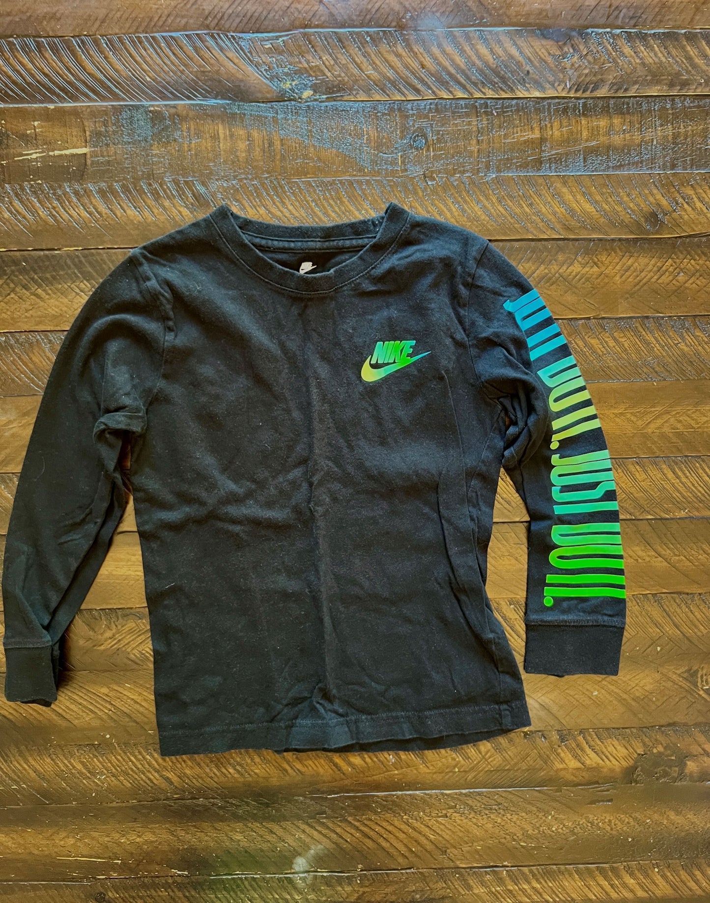 134 Nike Boys black shirt Size Sm/6