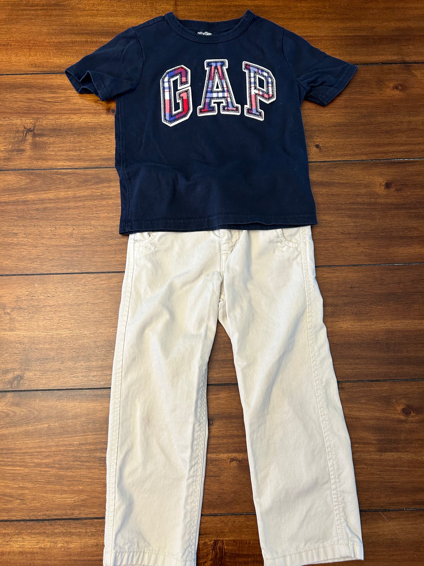 Gap	Boys Navy & Khaki GAP Arch Logo T-shirt & Khaki Pants Set Size 4 PPU 45040