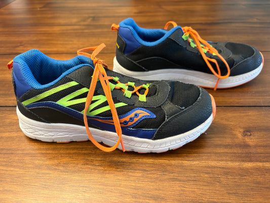 #201 Saucony Boys Size 4 Black Tie Tennis Shoes
