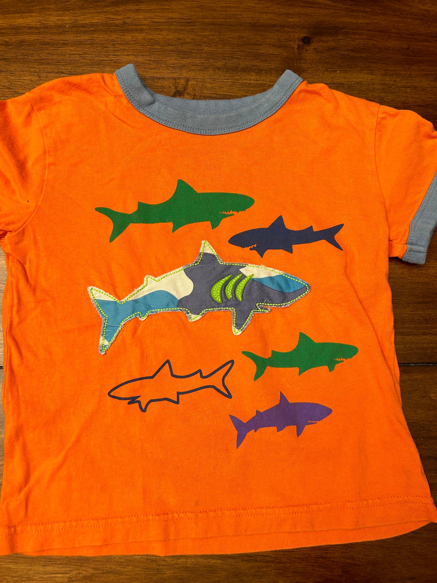 Mini Boden Boys Bright Orange Shark Graphics & Appliqué T-shirt Size 2-3 PPU 45040