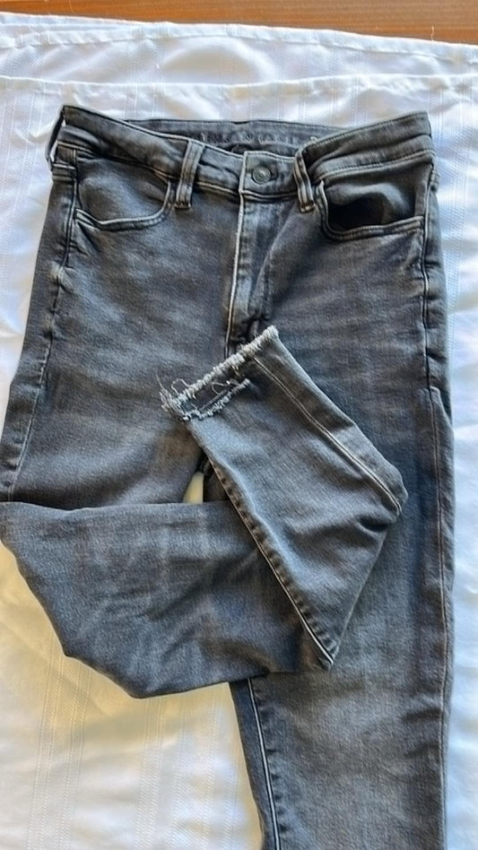 #29 juniors Size 8R black America Eagle Ragged cut skinny jeans EUC