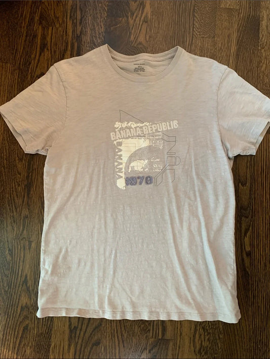 #151 - Banana Republic Men's Pale Beige Graphic Crew Tee - Mens Medium