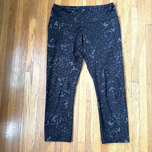 Seller #127 Lululemon crop legging Women's Size 6