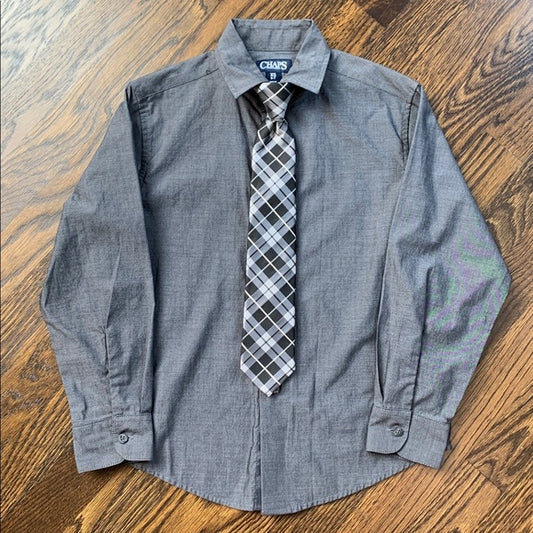#91 - Like New Chaps Boys Gray Button Down Shirt + Tie Set - XS (6-7)
