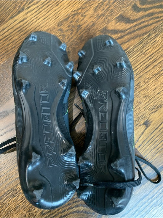 #151 - adidas Kids Predator Soccer Shoes - Big Kids, Boys Size 5.5