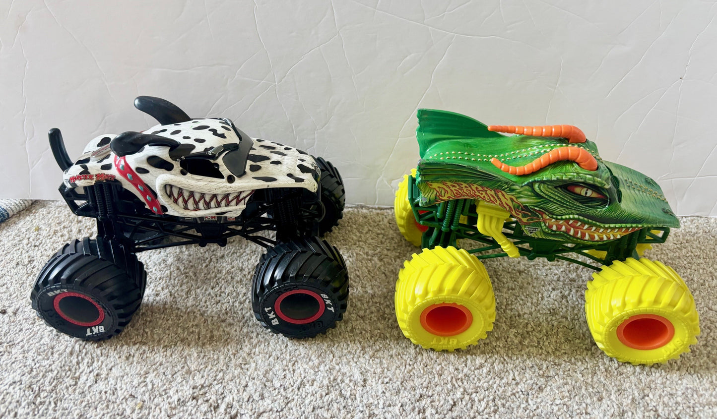#43 Monster Jam Dragon and Monster Mutt 1:24