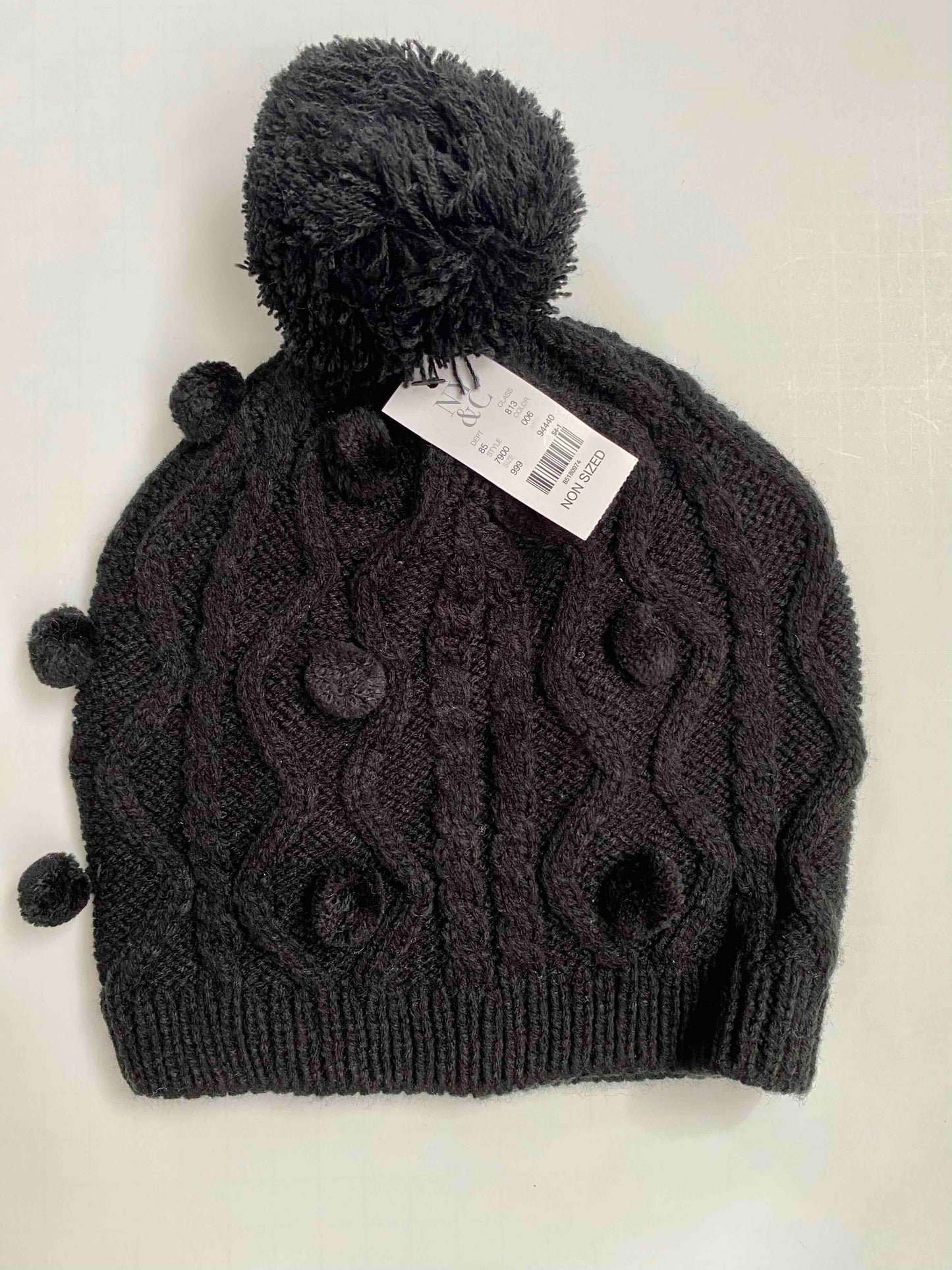 #95B NWT New York & Co. knitted hat