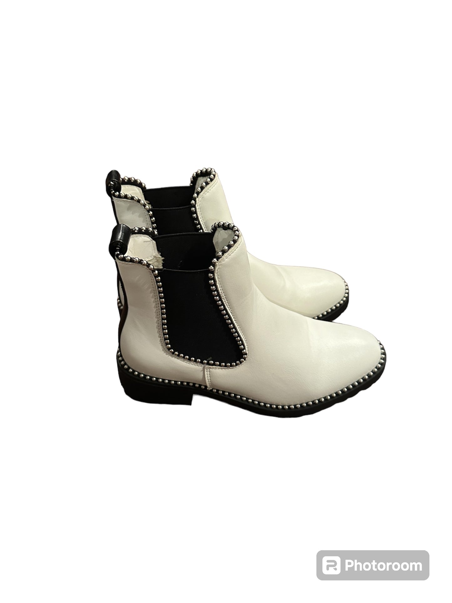 #80A women’s white booties size 37