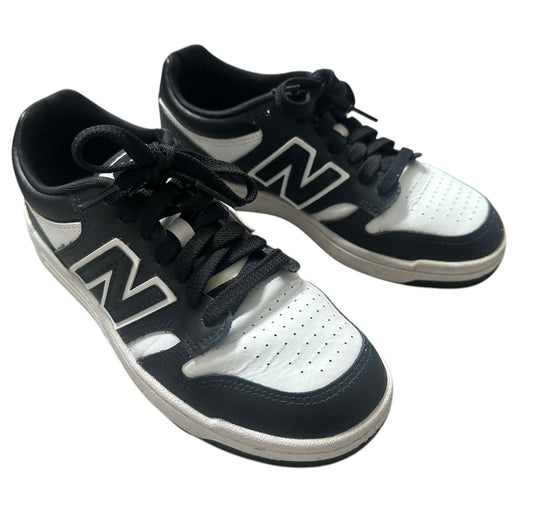 Seller #140 youth New Balance size 5