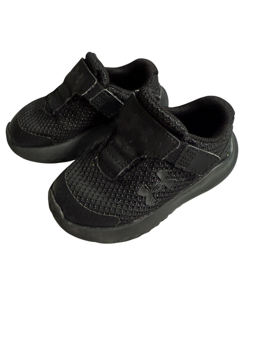 104 - Under Armour sz 5c