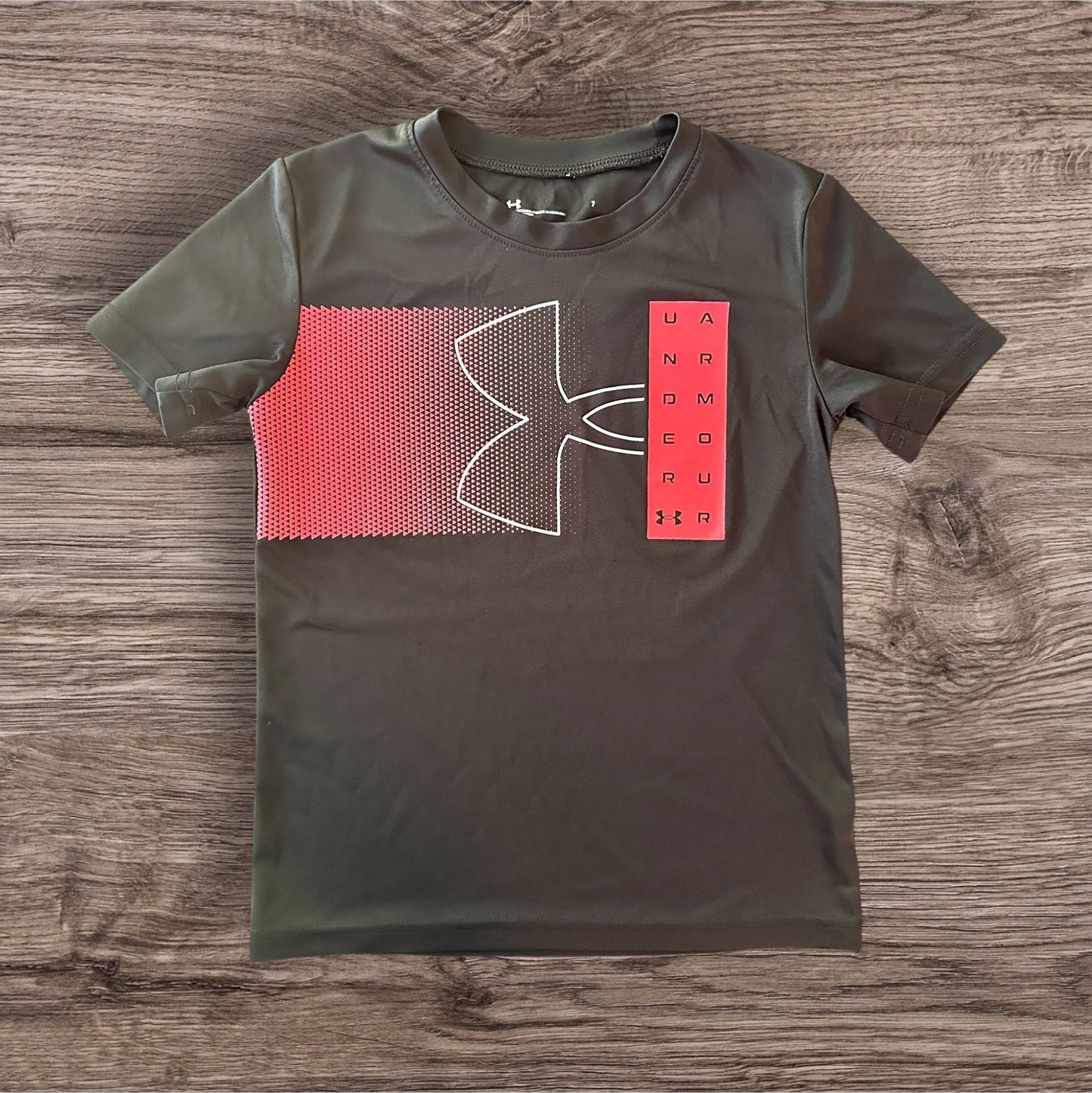 #169 Bundle of 4 Boy’s Medium Under Armour Shirts