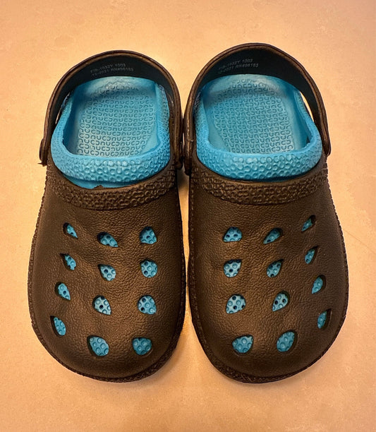 #146 - REDUCED Boys 13 NWOT Black & Blue Croc-Style Shoes
