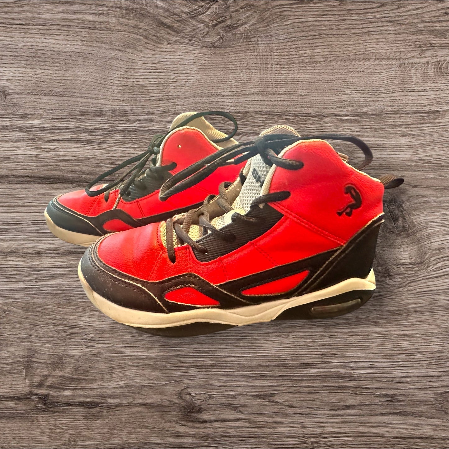 #169 Boy's Size 3.5 Shaq Shoes