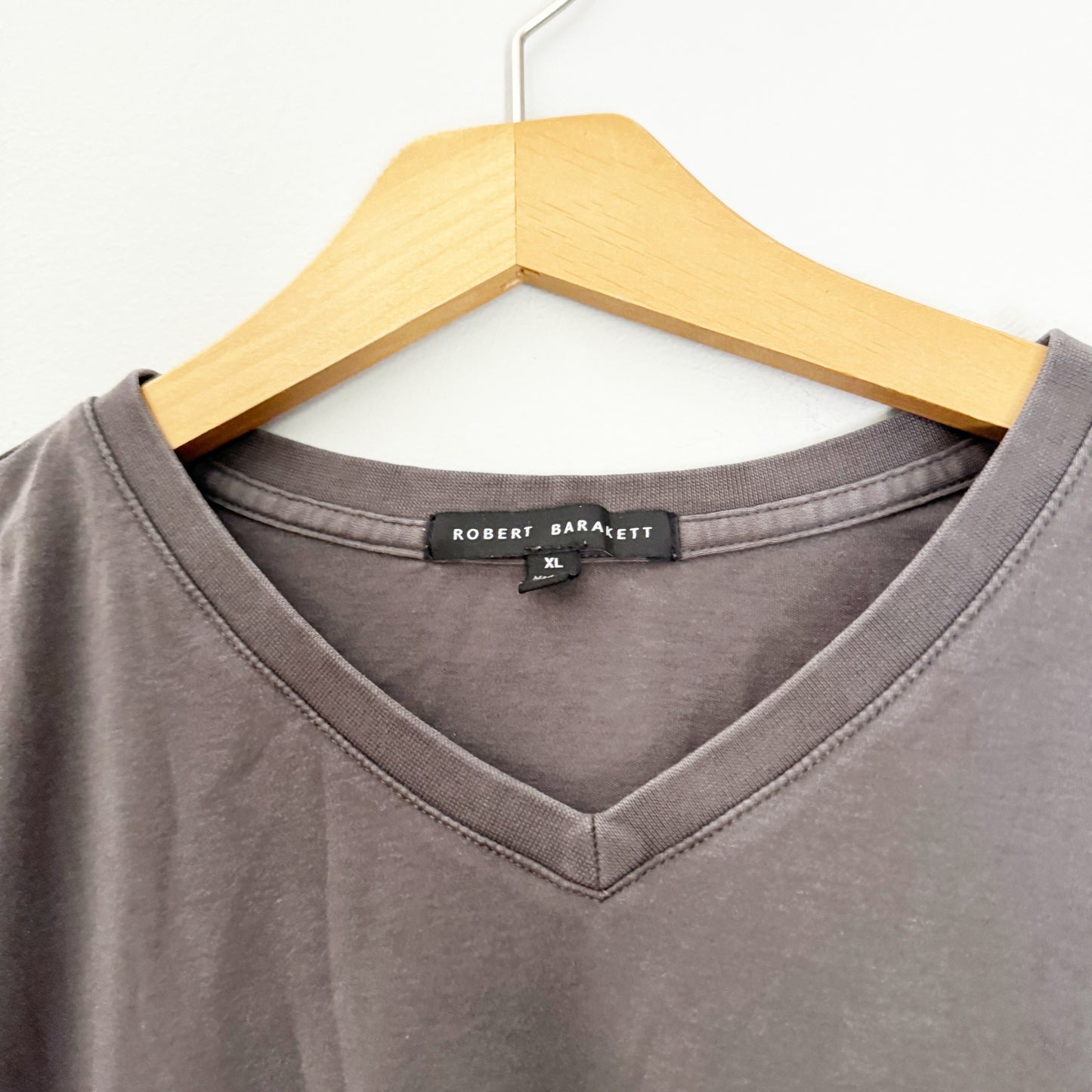 Seller 196 men’s Robert Barakett xl Vneck tee