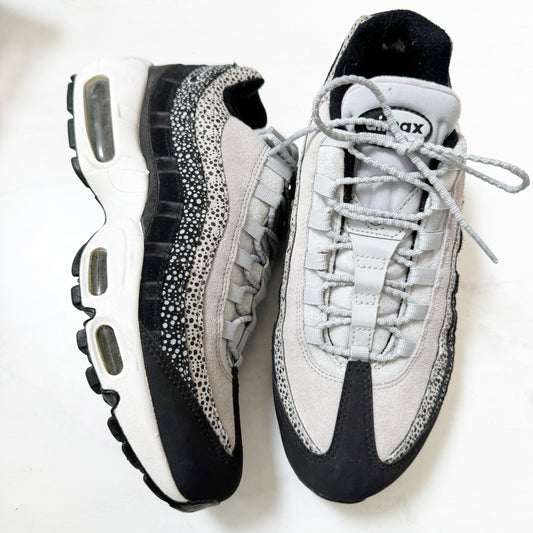 Seller 196 Nike Airmax sneakers 7.5