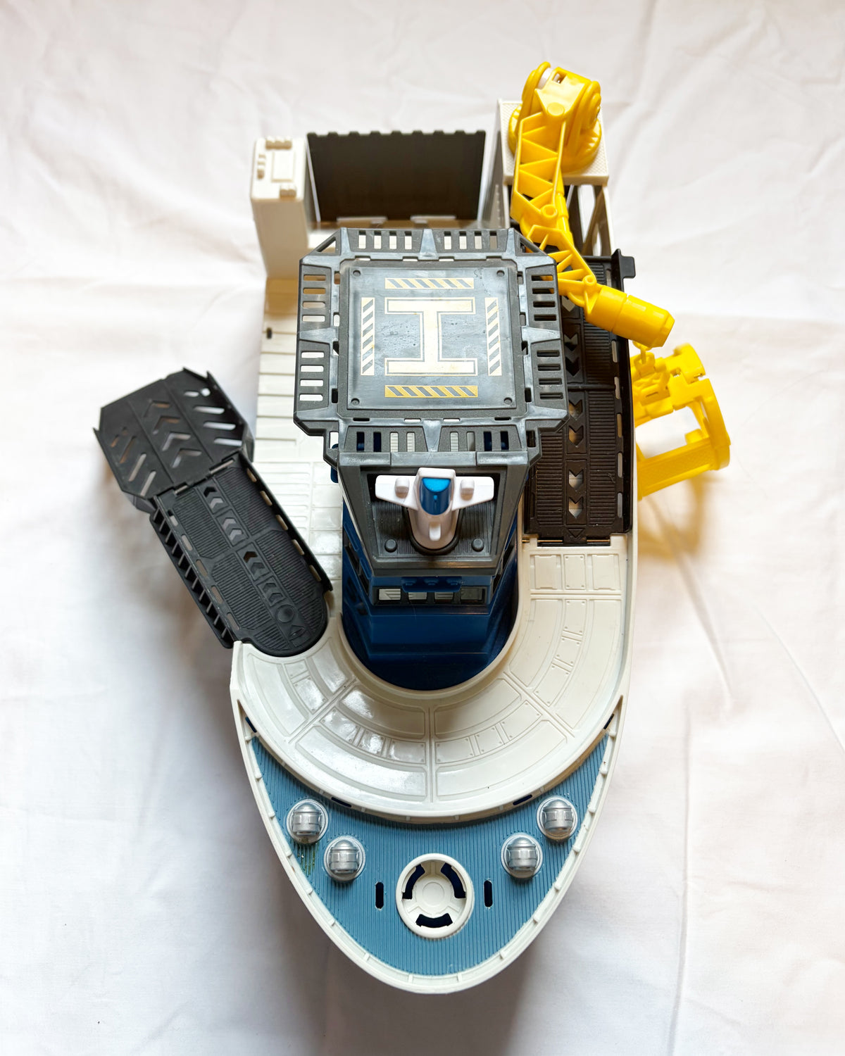 #78 Toy rescue boat with crane and helipad