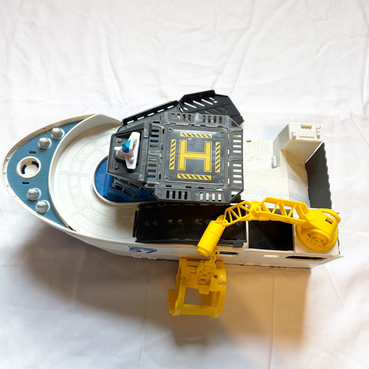 #78 Toy rescue boat with crane and helipad