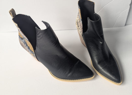 #17 Women's ankle Boot black with faux snack skin, size 9, EUC (Like New)