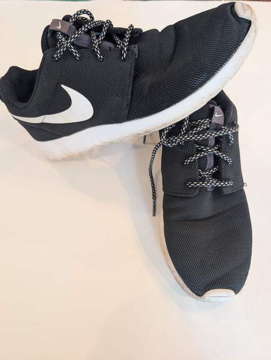 #125 Women's Nike Size 9