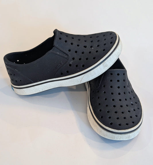 #125 Black Natives Size 9